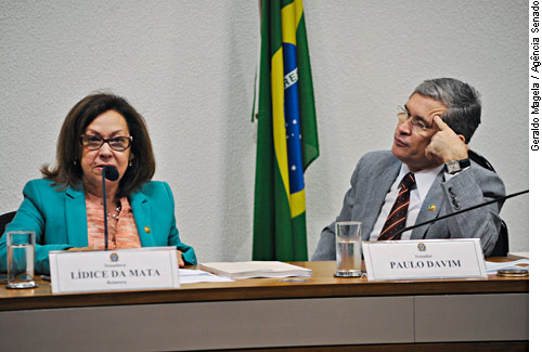 Na mesa E/D:Relatora da CPI, senadora Lídice da Mata (PSB-BA);senador Paulo Davim (PV-RN). 