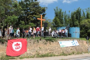Jovens rezam pelas vítimas da violência na periferia de Florianópolis