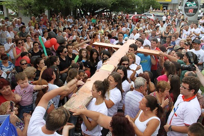 Multidão carrega a Cruz da JMJ em Criciúma (SC)