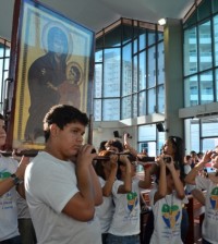 Jovens com o Ícone de Nossa Senhora no Instituto Dom Bosco, em Campos dos Goytacazes