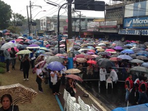 Apesar da chuva, cerca de 70 mil pessoas compareceram para a Missa e procissão em São Gonçalo.