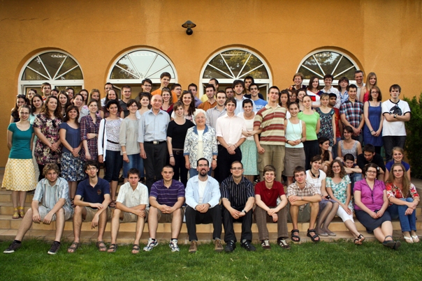 Maria Voce (ao centro), com jovens do Movimento dos Focolares