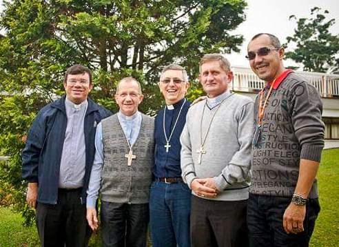 Bispos e assessores da primeira composição da CEPJ: padre Sávio, Dom Dino, Dom Eduardo, Dom Vilsom e padre Toninho (da esquerda para direita).