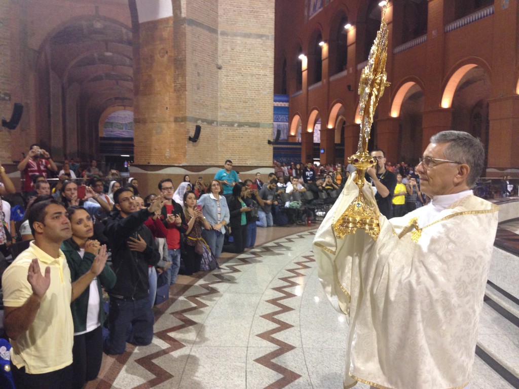 Momento de Adoração ao Santíssimo, no fim da vigília. Foto: Jovens Conectados.