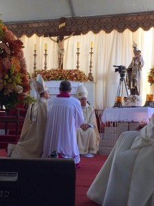 Dom Eduardo em oração diante da imagem de Nossa Senhora do Carmo.