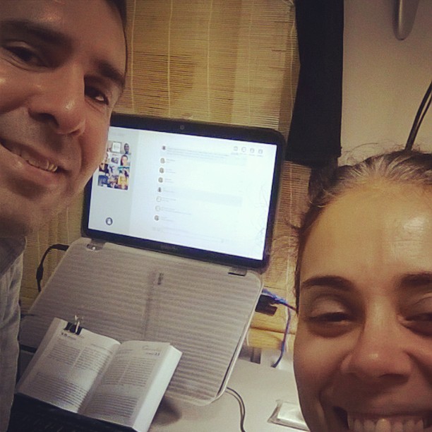 Nas redes sociais, o casal postou uma foto durante o bate-papo e afirmaram: "Experiência incrível. Evangelização digital! em homenagem ao Dia dos Namorados!".