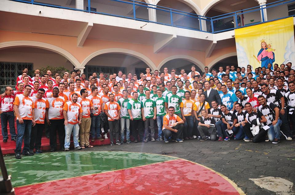 Reitor-Mor com os formandos salesianos no Encontro Nacional dos Formandos.