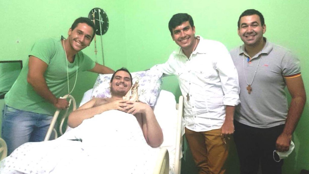 Da esquerda para direita: Gildásio e os amigos Victor Mendes e Bruno Souza, da Comunidade Lúmen, de Recife (PE). Foto: arquivo pessoal.