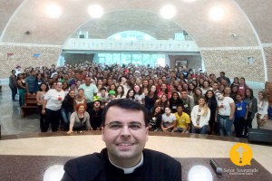 Padre Max e os jovens na formação espiritual 