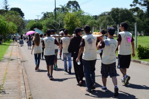 Caminhada em Curitiba. Chegada da cruz ao hospital de hansenianos. Foto: Bruna Oliver.