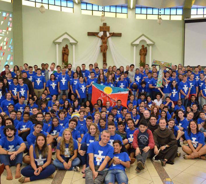 Missão franciscana em Concórdia, em janeiro de 2015. Frei Diego, à frente, juntamente com os jovens. Foto: Bruna Oliver.