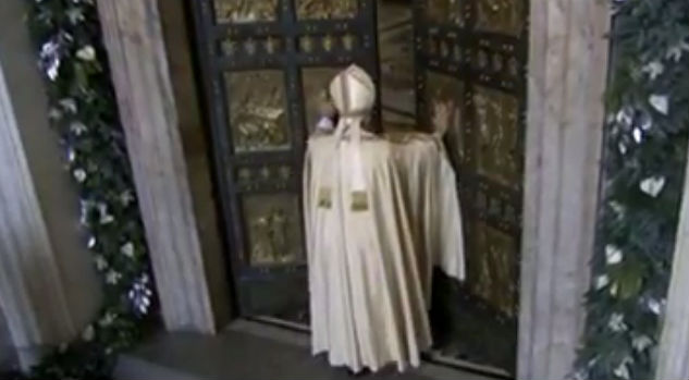 Papa Francisco abre Porta Santa e dá início ao Ano da Misericórdia